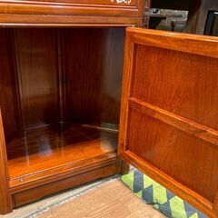 【愛品館 市原店】螺鈿細工ガラスコーナーキャビネットの画像