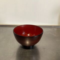 光沢のある汁椀