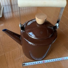 ニトリのケトルＩＨ対応、レトロな計量器、白いポット２個の画像