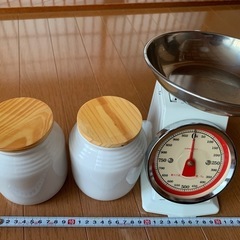 ニトリのケトルＩＨ対応、レトロな計量器、白いポット２個の画像