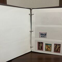使用済み切手多数及び保管用ホルダの画像