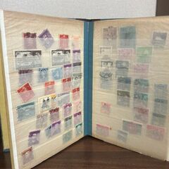 使用済み切手多数及び保管用ホルダの画像