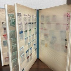 使用済み切手多数及び保管用ホルダの画像