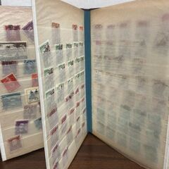 使用済み切手多数及び保管用ホルダの画像