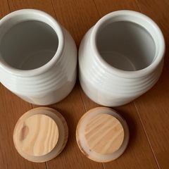 ニトリのケトルＩＨ対応、レトロな計量器、白いポット２個の画像
