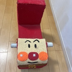 牛乳パックで作ったアンパンマン風の乗り物の画像