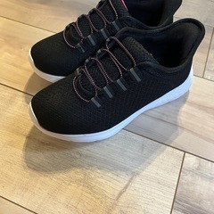 お譲り決定しました🙇手を使わず履けるスニーカー23センチの画像