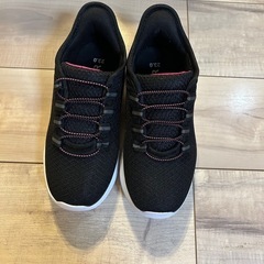お譲り決定しました🙇手を使わず履けるスニーカー23センチの画像