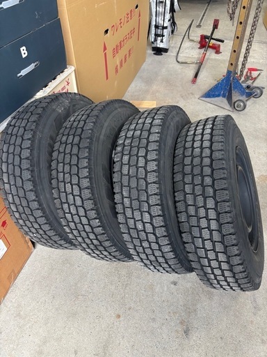 ハイエース　スタッドレスタイヤ　値段交渉お断り