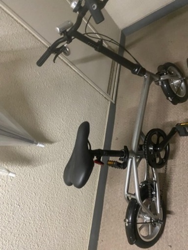 購入した定価　23500 円です　美品:使用回数5-6回 折りたたみ自転車　12インチ　ノーパンクタイヤ