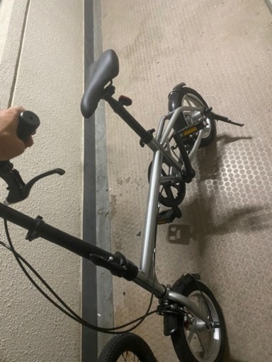 購入した定価　23500 円です　美品:使用回数5-6回 折りたたみ自転車　12インチ　ノーパンクタイヤ