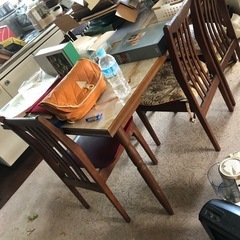 ダイニングテーブル、椅子古いですが無料です。早い方優先でよろしくお願い致します。