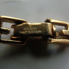 ★GIVENCHY, ジバンシー。★Gロゴ大きいゴールドカラーネックレス（男女）１０円硬貨比較用、ケースサービス画像参照。★お手数をおかけしますプロフィール必読ですの画像
