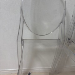 カルテル2脚　透明　椅子の画像