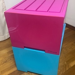 たくさんのハンガーと衣装ケース2個