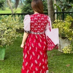 赤い花柄のバティックロングドレス、トートバッグ付き。