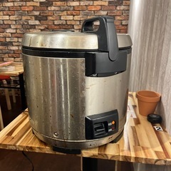 前任者が置いた業務用炊飯保温ジャーの画像
