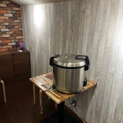 前任者が置いた業務用炊飯保温ジャーの画像