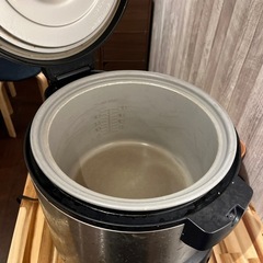 前任者が置いた業務用炊飯保温ジャーの画像
