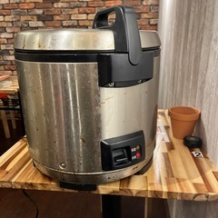 前任者が置いた業務用炊飯保温ジャーの画像