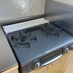 ガスコンロ、カラーボックス、ゴミ箱、照明、テレビ台、他