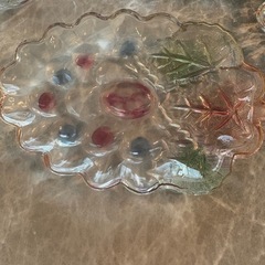 ガラスのコップとお皿の画像