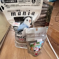 鳥籠と小鳥用ヒーターとぶら下げおもちゃと未開封のえさの画像