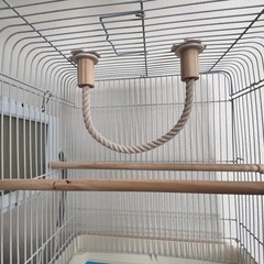 鳥籠と小鳥用ヒーターとぶら下げおもちゃと未開封のえさの画像
