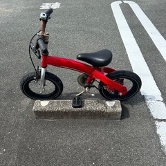 赤い幼児用自転車の画像