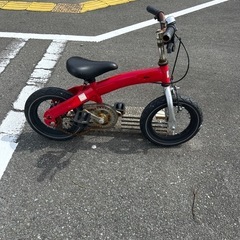 赤い幼児用自転車