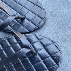 フラットサンダル　黒
の画像