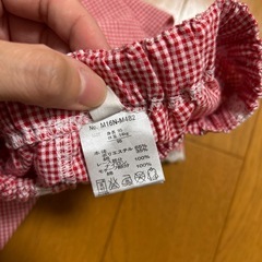 赤いチェック柄ズボンの画像