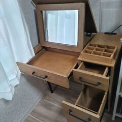 LOWYAのドレッサーの画像