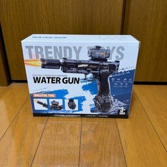 【新品】電動水鉄砲 高速連射式 電動ウォーターガン LED灯 500mlの画像