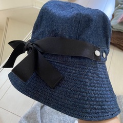 セーター (新品)と帽子の画像