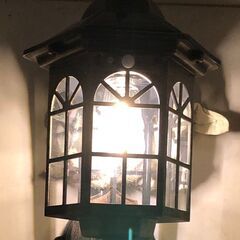 暖色系ソーラーＬＥＤライト（センサー式）　玄関やお庭の装飾に　ローマンスタイルの画像