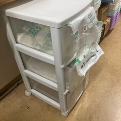 収納ラックや書類入れ等