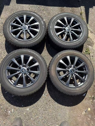 車のタイヤ、ホイール