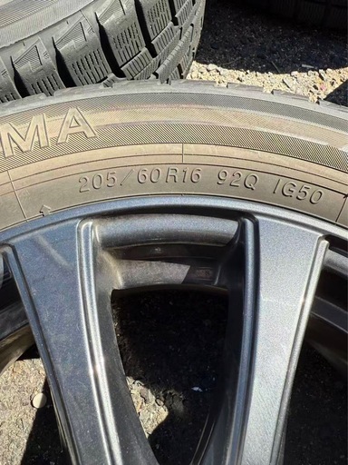 車のタイヤ、ホイール