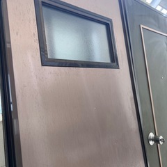 玄関　玄関ドア　アルミドア　事務所　リフォーム　リノベーション　３枚　玄関は鍵付き　名護市　ドア　の画像