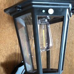 暖色系ソーラーＬＥＤライト（センサー式）　ガーデンライト　玄関やお庭の装飾に　ブラックの画像