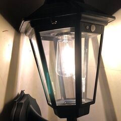 暖色系ソーラーＬＥＤライト（センサー式）　ガーデンライト　玄関やお庭の装飾に　ブラックの画像