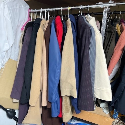 冬服、ジャケットや コート類、ズボン、スカート
などまとめて100着以上
