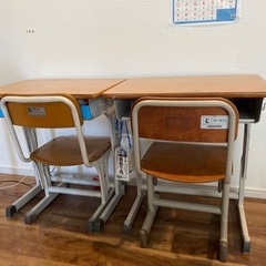 学校の机、イスセット。２セットあります