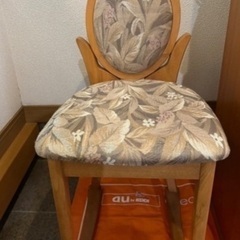 木製ドレッサーで、椅子付きです。の画像