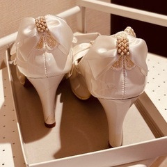 白いエナメルパンプス　結婚式にもの画像
