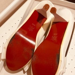 白いエナメルパンプス　結婚式にもの画像