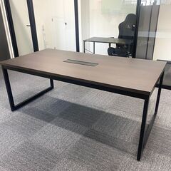 【美品】シンプルモダンなオフィスデスク（幅180cm）スチール脚...