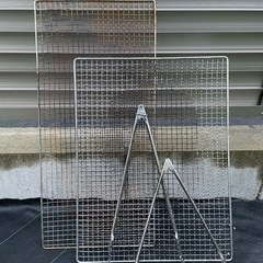 BBQコンロと肉バサミの画像