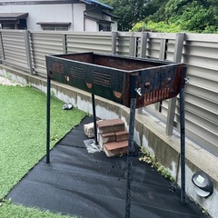 BBQコンロと肉バサミの画像